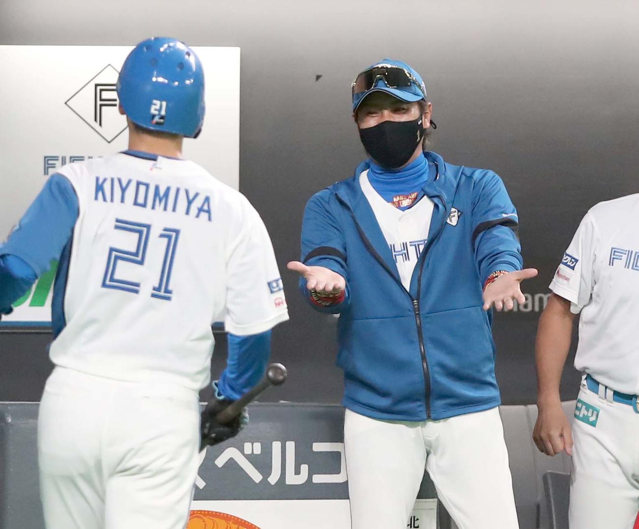 日本ハム対西武　2回裏、生還した清宮を出迎える新庄監督（撮影・黒川智章）
