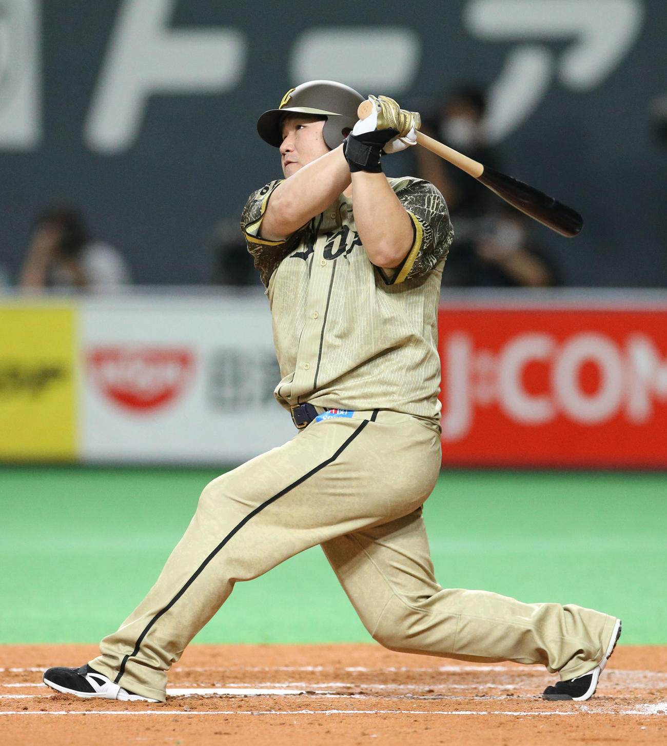 日本ハム対西武　5回表西武1死一塁、中村は逆転となる左越え2点本塁打を放つ（撮影・佐藤翔太）