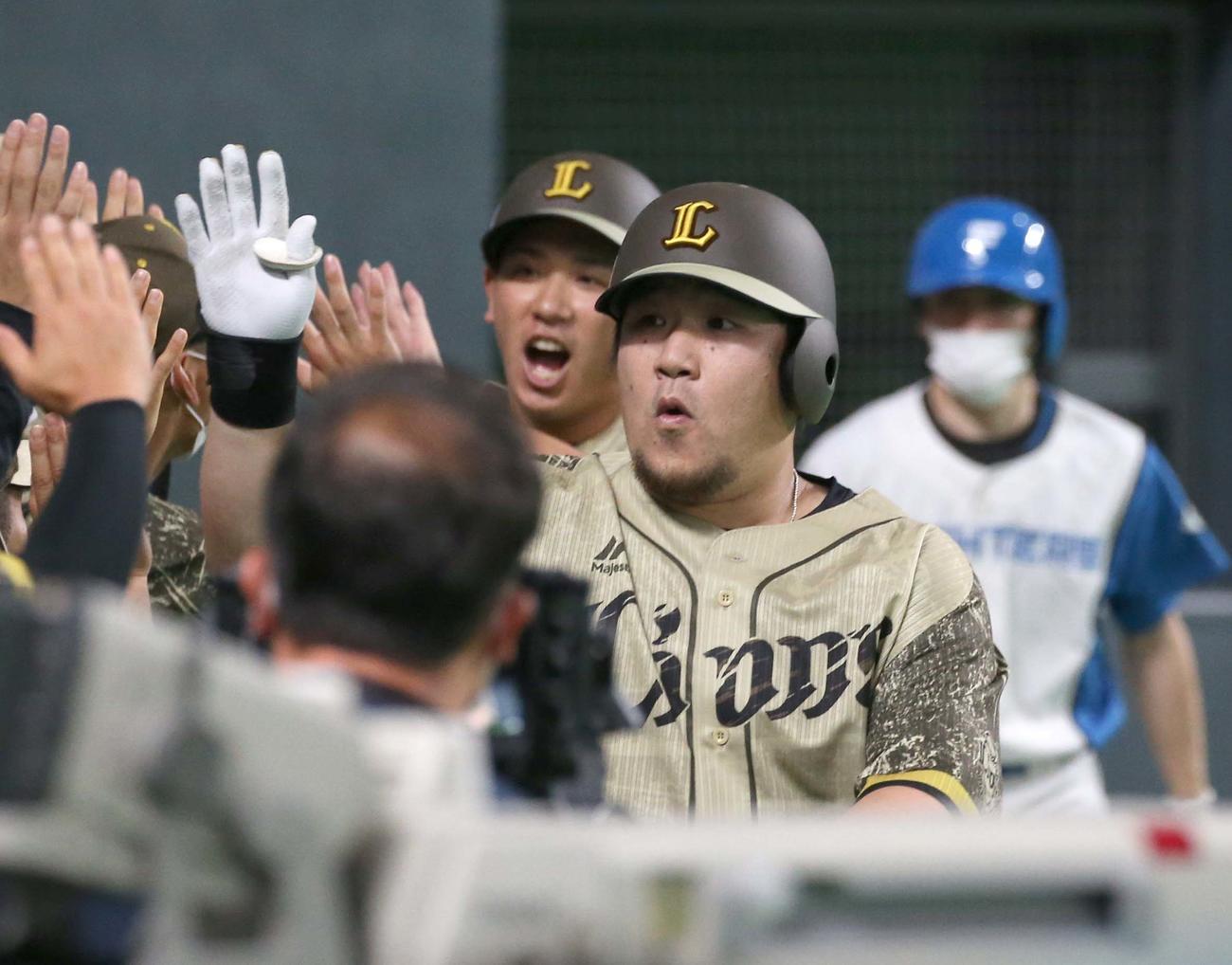 日本ハム対西武　5回表、2点本塁打を放ちナインに出迎えられる中村（撮影・黒川智章）