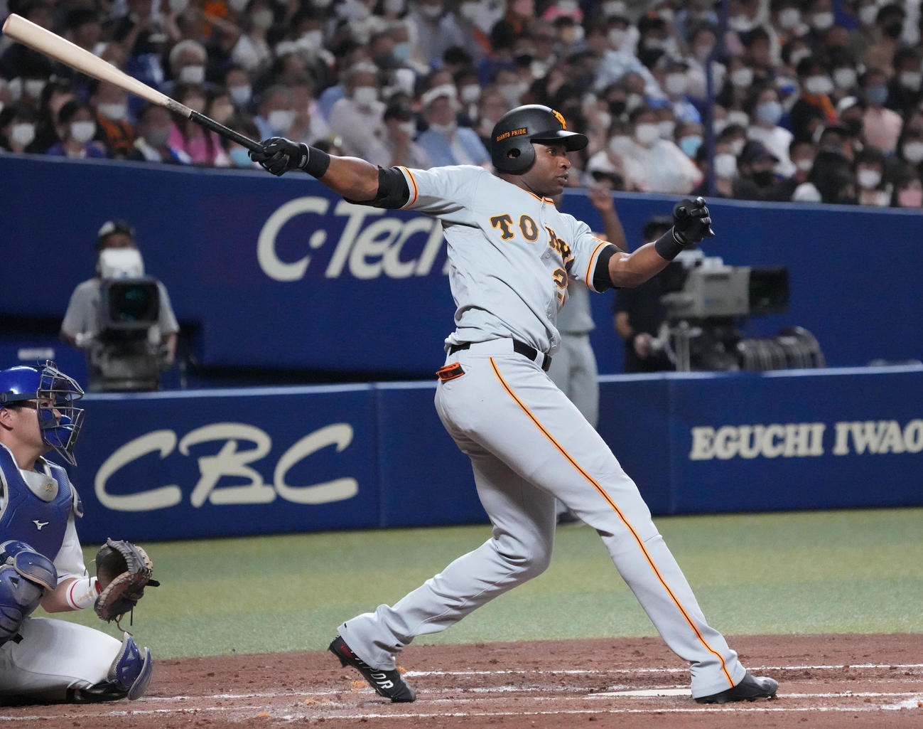 中日対巨人　3回表巨人2死一塁、右適時二塁打を放つポランコ（撮影・森本幸一）