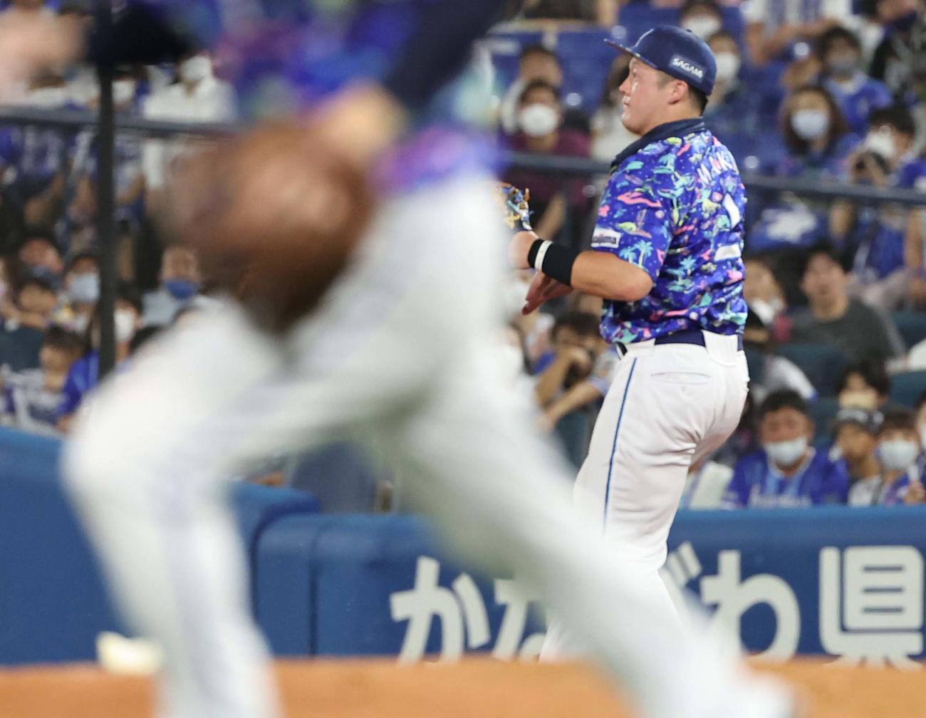 DeNA対阪神　5回表阪神1死一塁、青柳のバスターを二塁へ送球する牧（撮影・上田博志）