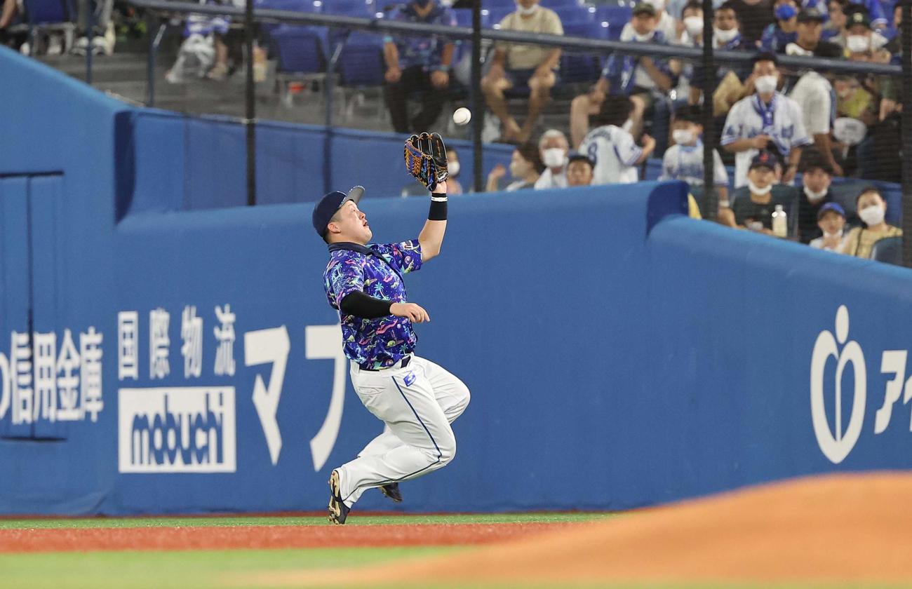 DeNA対阪神　5回表阪神無死、牧は梅野の二飛を好捕する（撮影・上田博志）
