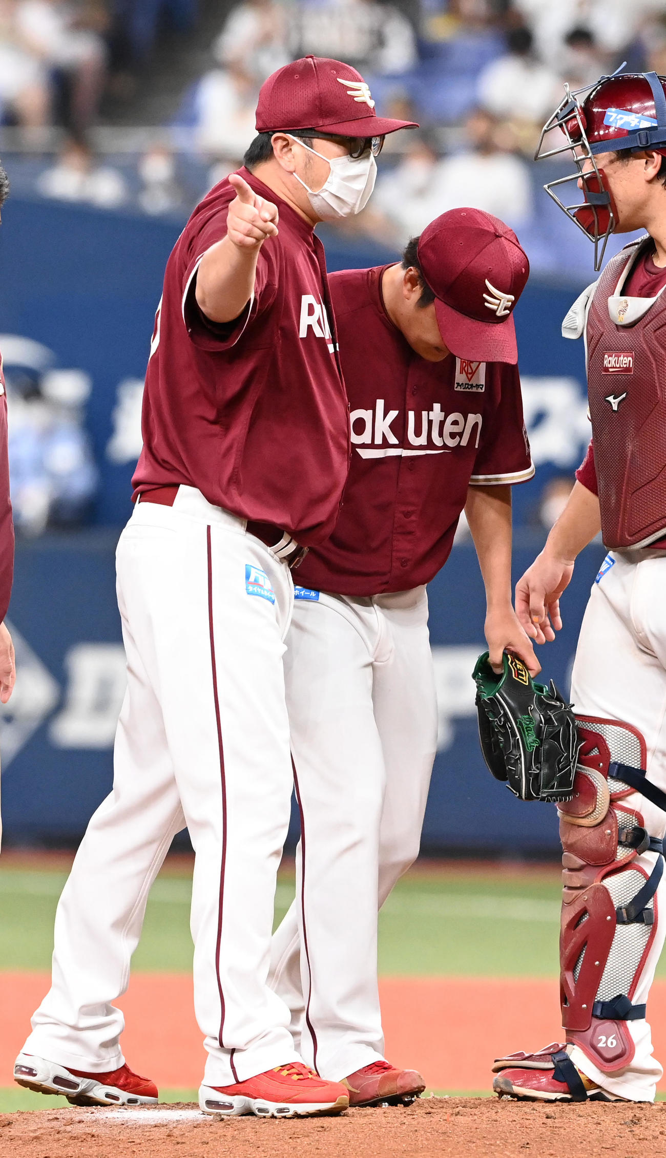 オリックス対楽天　6回裏オリックス無死、紅林の投手強襲安打で負傷した石橋（右）は治療のためベンチに戻るもそのまま交代する。左は小山コーチ（撮影・前岡正明）