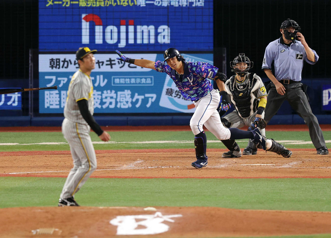 DeNA対阪神　9回裏DeNA2死一、三塁、大田はサヨナラ適時打を放ち右手を上げる。投手加治屋（撮影・浅見桂子）