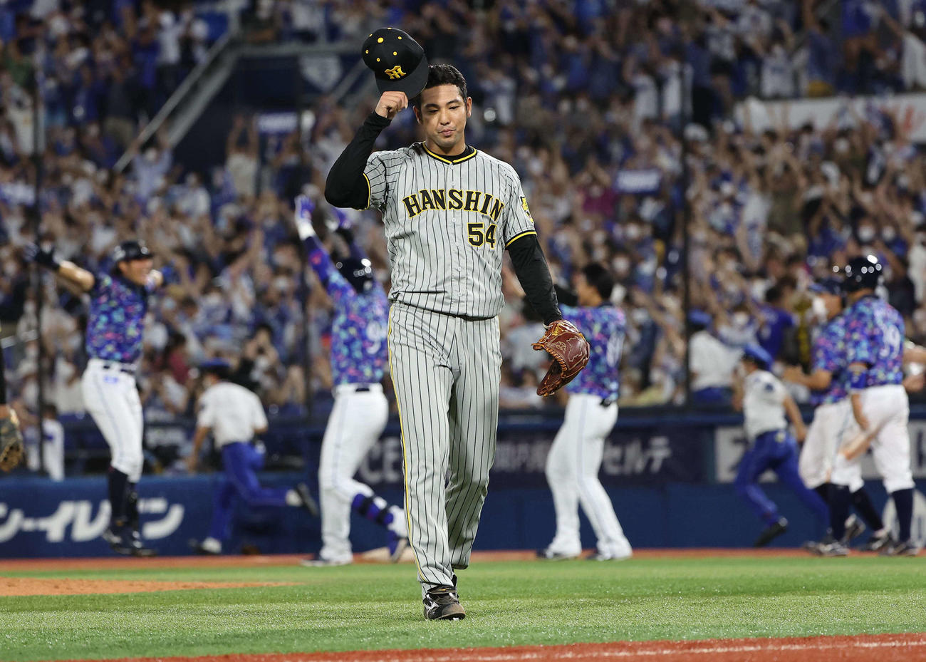DeNA対阪神　9回裏DeNA2死一、三塁、大田にサヨナラ安打を浴びベンチに引き揚げる加治屋（撮影・上田博志）