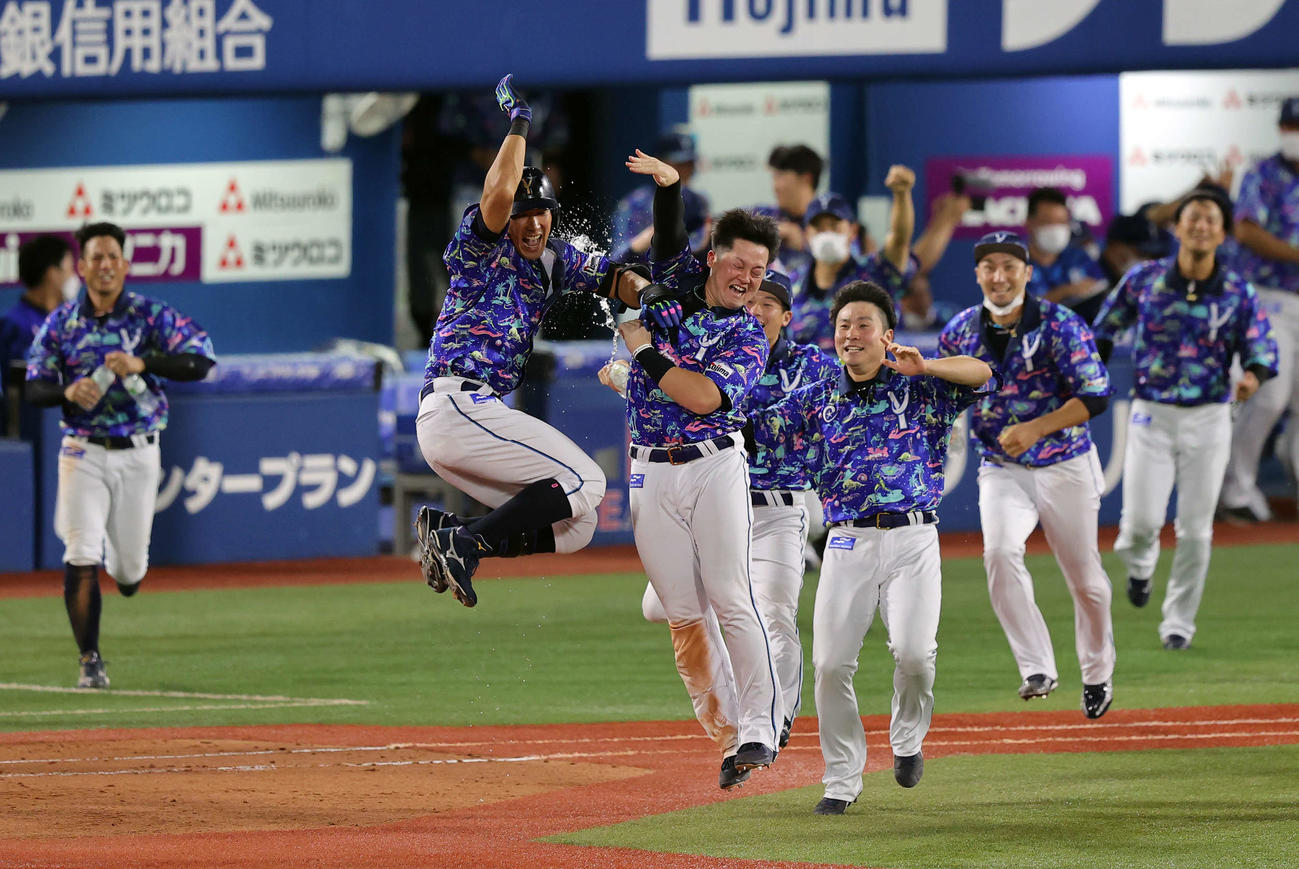 DeNA対阪神　9回裏DeNA2死一、三塁、大田（中央左）はサヨナラ適時打を放ち、牧とハイタッチで喜ぶ（撮影・浅見桂子）