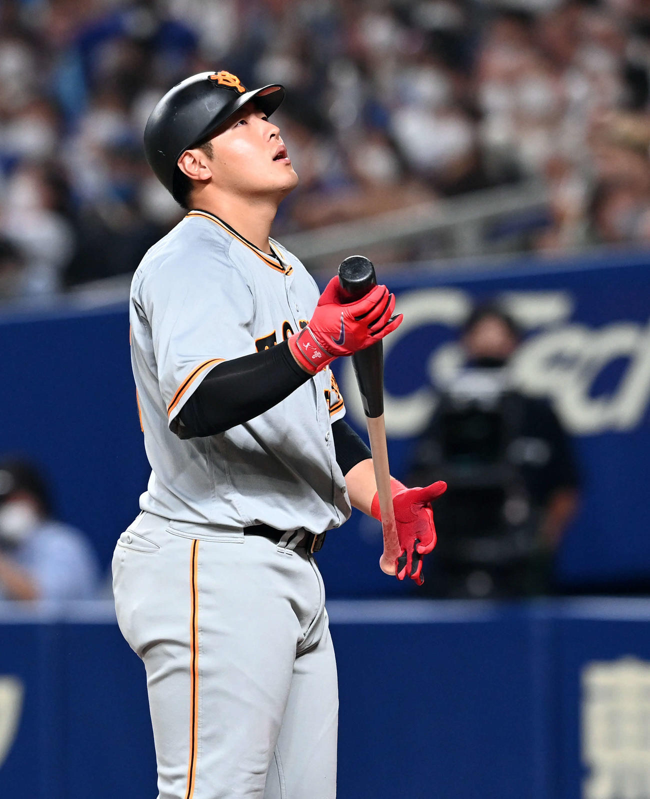 中日対巨人　8回表巨人1死、空振り三振に倒れる岡本和（撮影・たえ見朱実）
