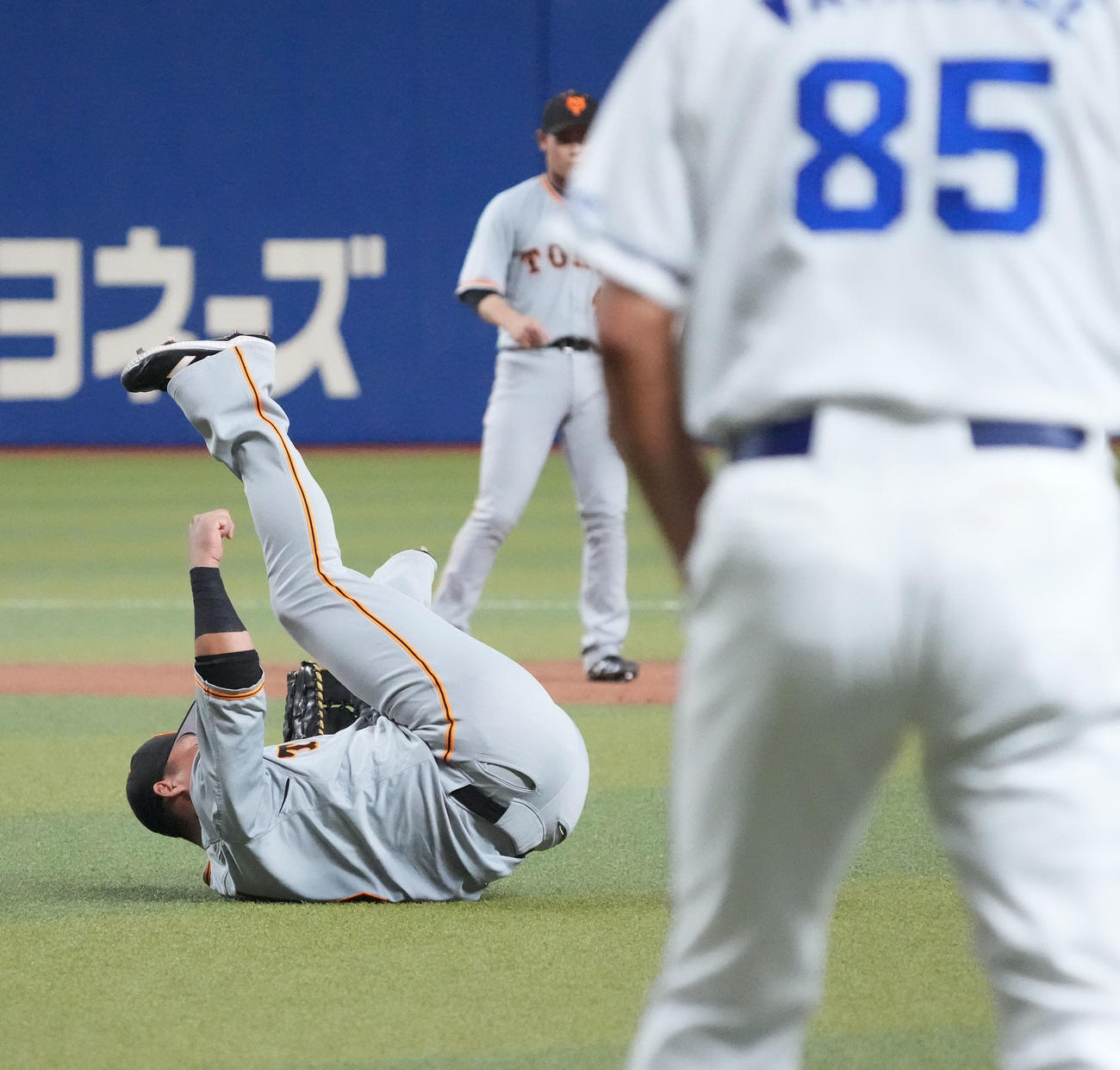 中日対巨人　7回裏中日1死一塁、ダヤン・ビシエドの打球を捕球し二塁へ送球する際、転倒する中田（撮影・森本幸一）