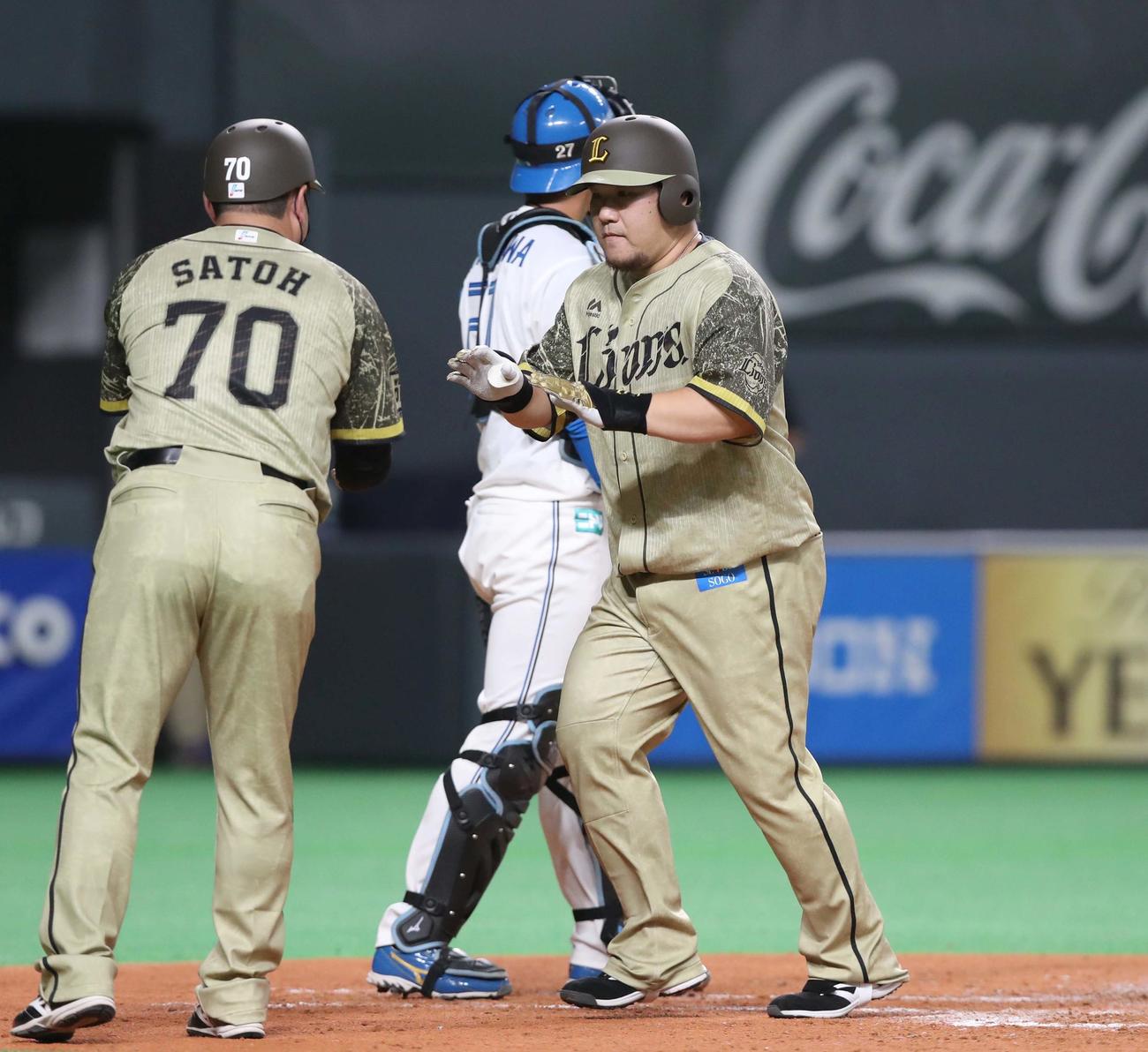 日本ハム対西武　5回表西武2死一塁、左越え2点本塁打を放ち生還する中村（撮影・黒川智章）