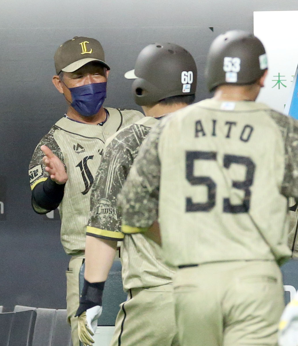 日本ハム対西武　5回表西武1死一塁、辻監督（左後方）は逆転となる左越え2点本塁打を放った中村を出迎える（撮影・佐藤翔太）