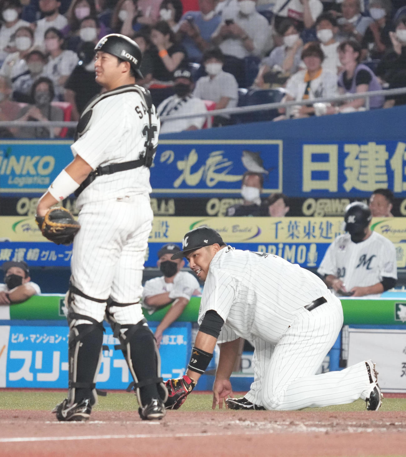 ロッテ対ソフトバンク　5回表ソフトバンク1死一、三塁、ロッテ井上一塁手はデスパイネの飛球を捕球できずファウルとなる。左は佐藤都（撮影・小沢裕）