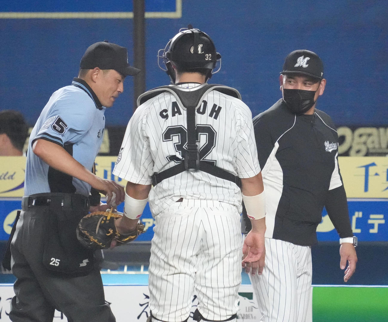ロッテ対ソフトバンク　選手交代を告げベンチへ引き揚げるロッテ井口監督（撮影・小沢裕）