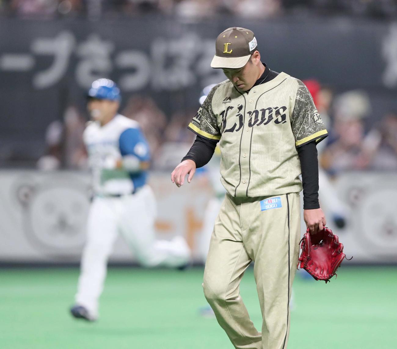 日本ハム対西武　9回裏日本ハム無死一、二塁、近藤（左）にサヨナラ3点本塁打を浴び引き揚げる増田（撮影・黒川智章）