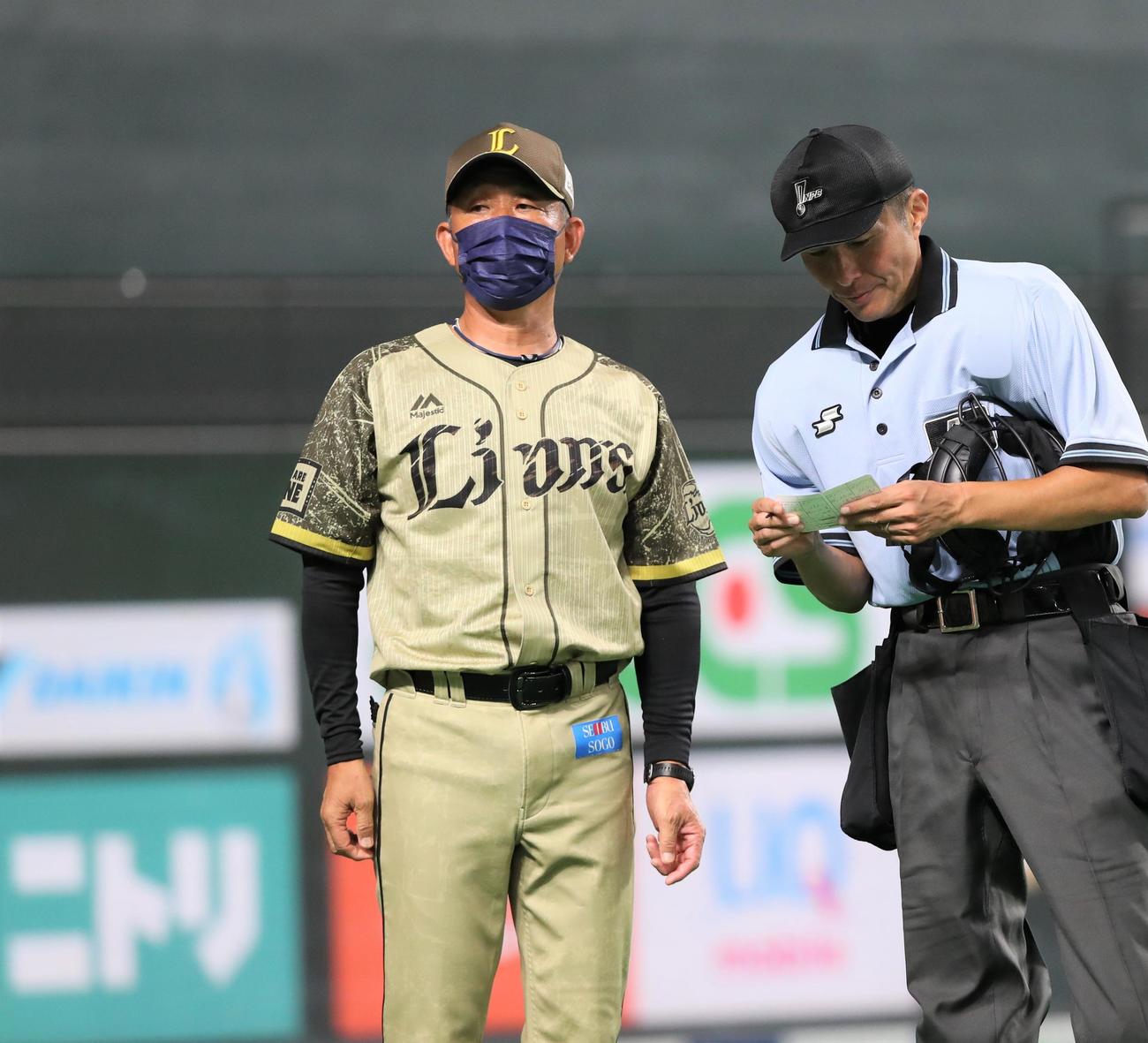 日本ハム対西武　選手交代を告げる辻監督（撮影・黒川智章）