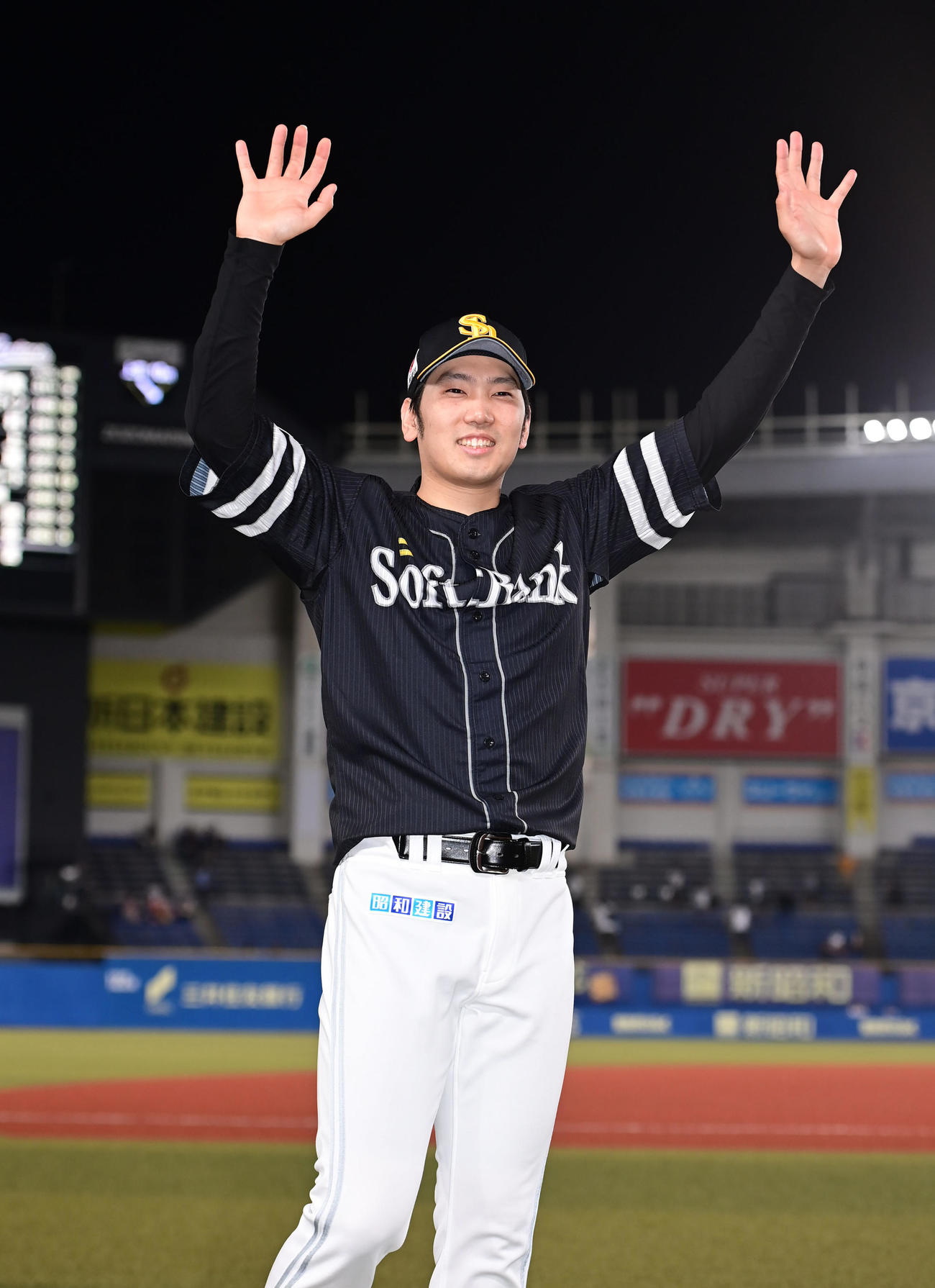 ロッテ対ソフトバンク　8回無失点の好投で今季4勝目を飾ったソフトバンク先発の石川はスタンドの声援に応える（撮影・小沢裕）