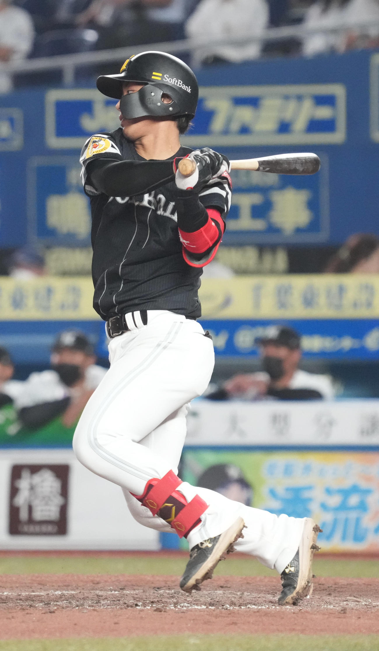 ロッテ対ソフトバンク　5回表ソフトバンク1死一塁、今宮は右適時打を放つ（撮影・小沢裕）