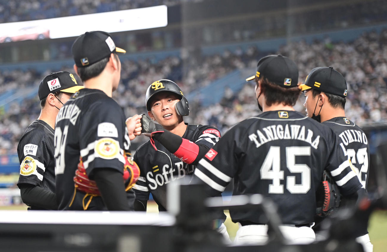 ロッテ対ソフトバンク　5回表ソフトバンク1死一、二塁、柳田の右前適時打で生還した今宮（中央）はベンチのナインの祝福を受ける（撮影・小沢裕）