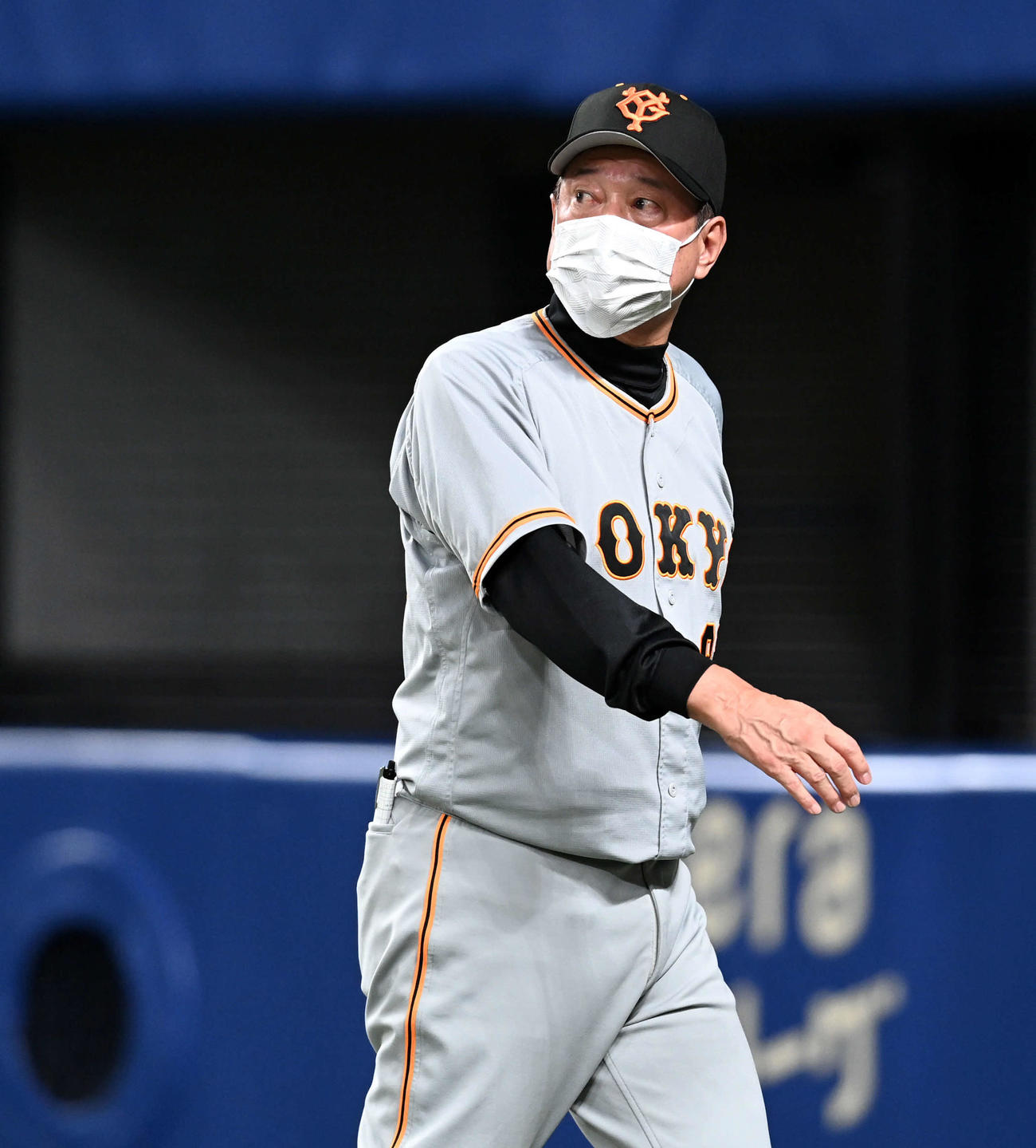 中日対巨人　5回裏、投手の交代を告げベンチに戻る巨人原監督（撮影・たえ見朱実）