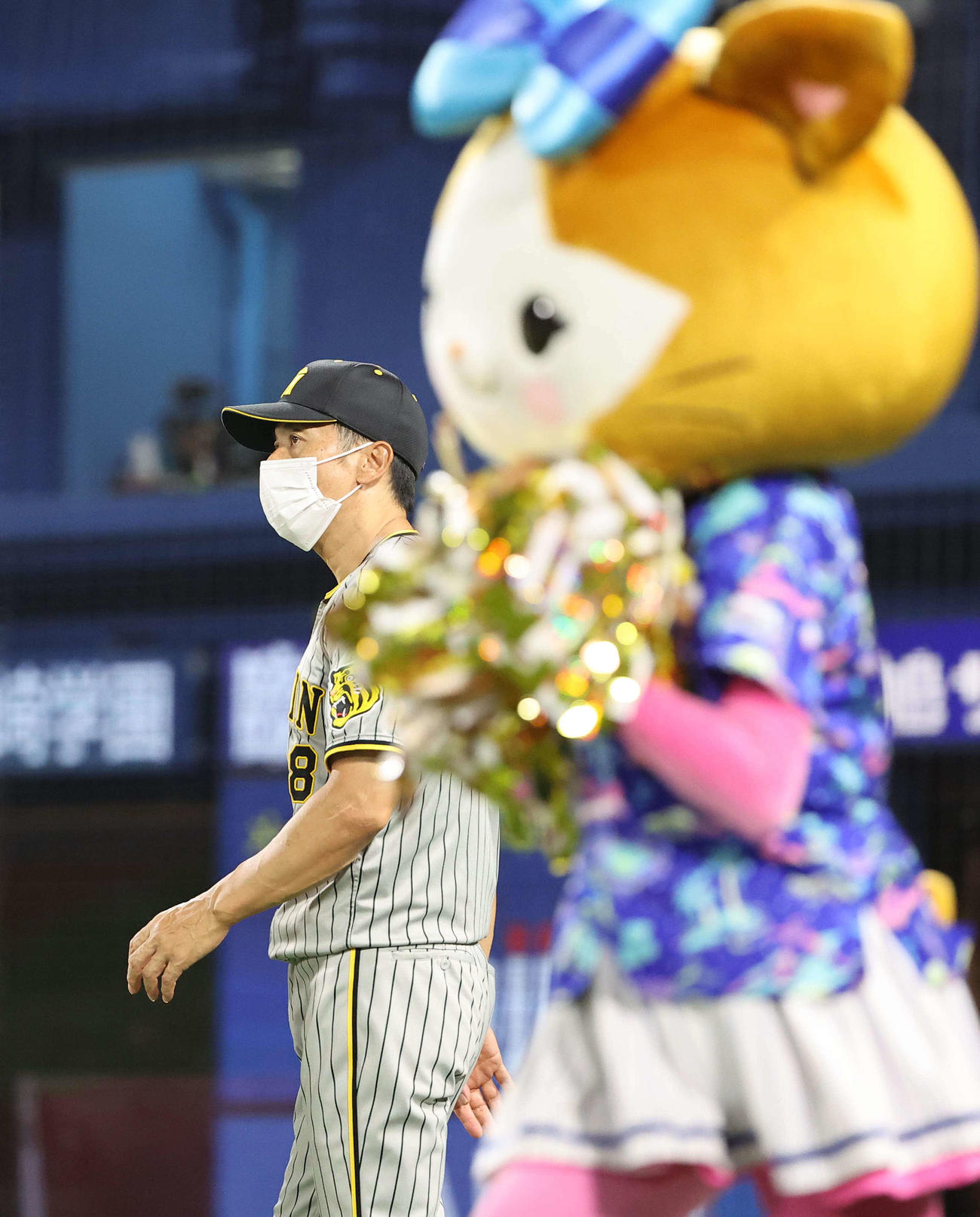 DeNA対阪神　選手交代を告げる矢野監督（撮影・上田博志）