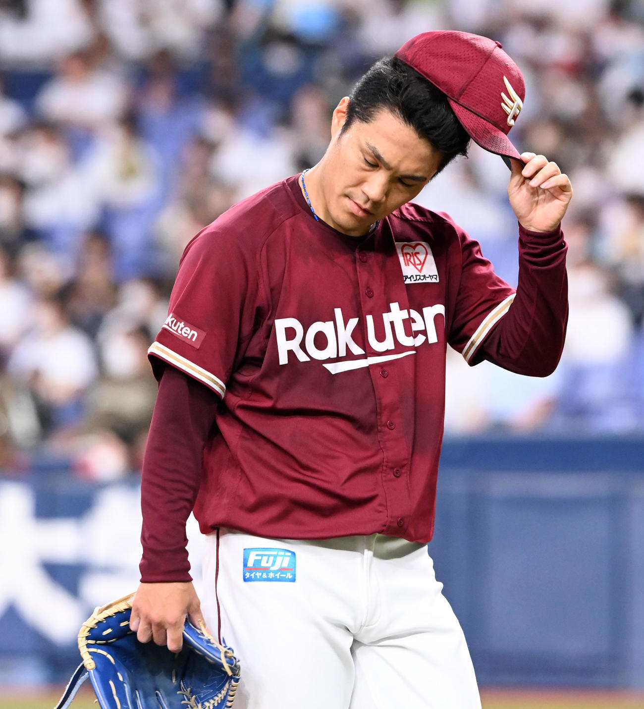 オリックス対楽天　3回、オリックスに2点を追加されがっくりとベンチに戻る則本（撮影・前岡正明）