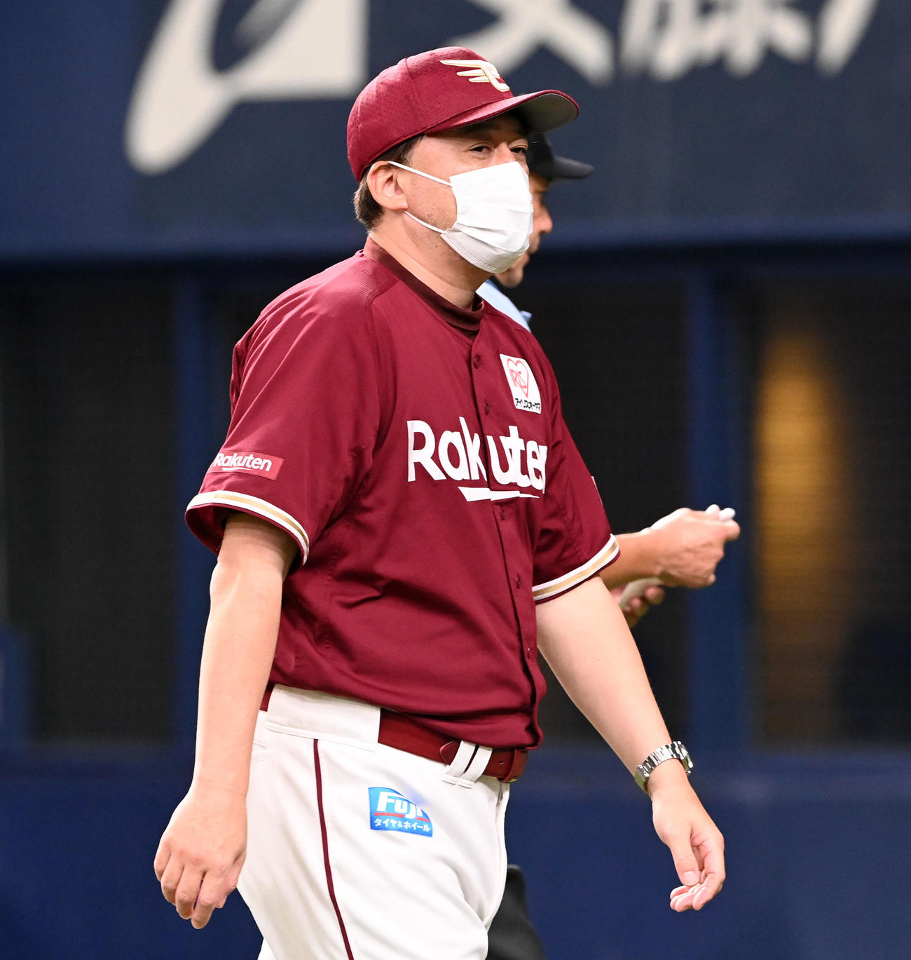 オリックス対楽天　6回、則本の交代を告げた石井監督（撮影・前岡正明）