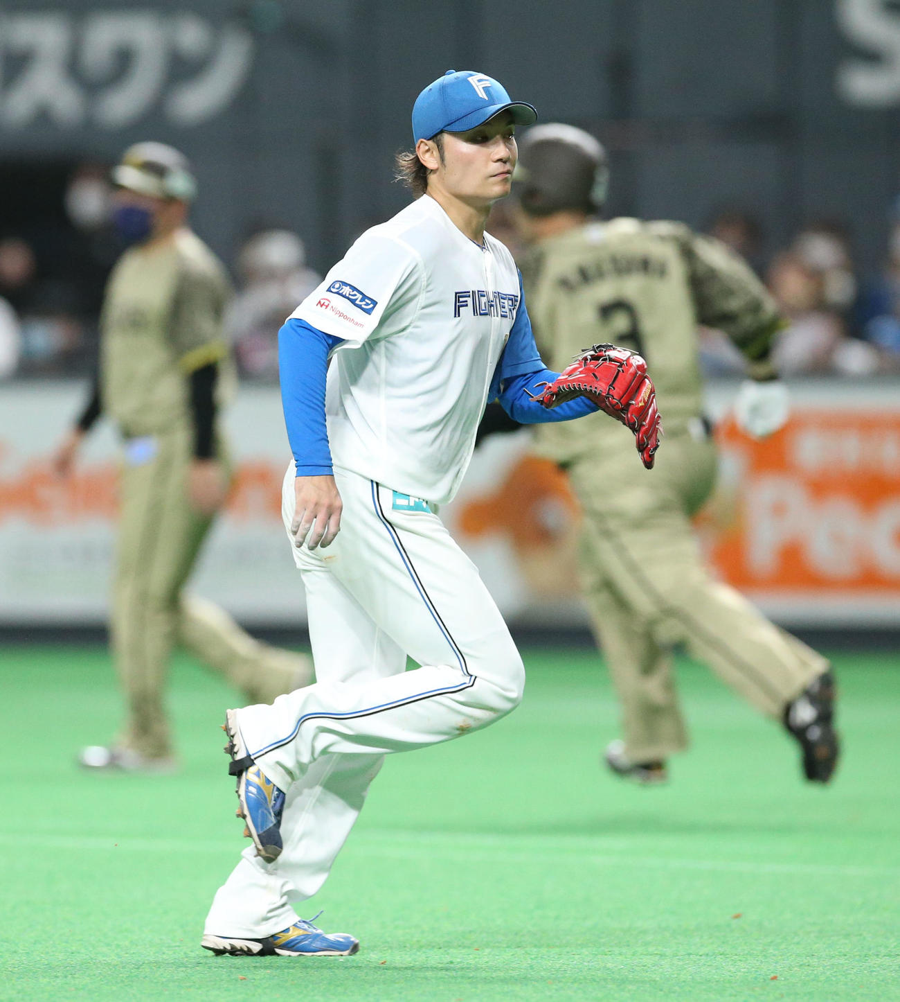 日本ハム対西武　9回表西武2死二塁、山川に勝ち越しとなる左前適時打を打たれる伊藤（撮影・佐藤翔太）