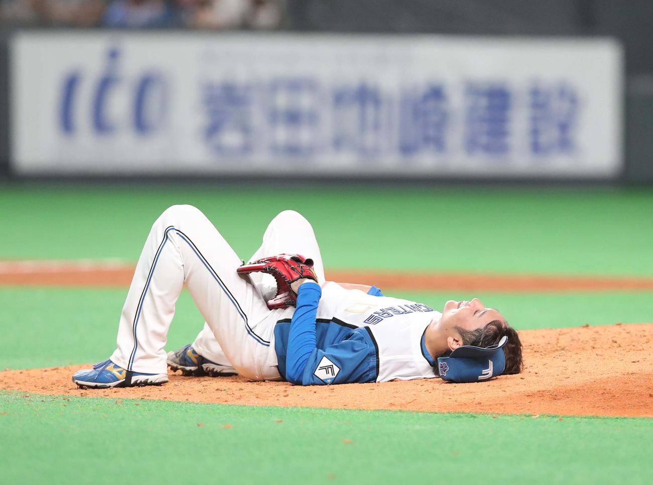日本ハム対西武　9回表西武2死一塁、源田の盗塁で捕手から二塁への送球を避けようとして転倒する伊藤（撮影・黒川智章）