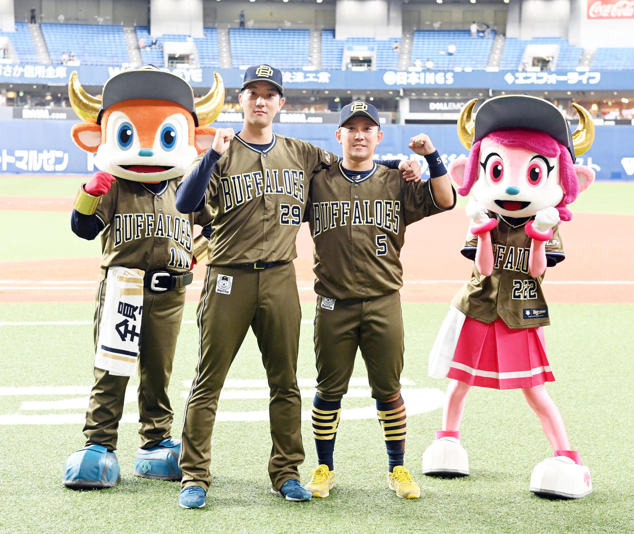 オリックス対楽天　ヒーローの田嶋（左）と西野は笑顔でガッツポーズ（撮影・前岡正明）