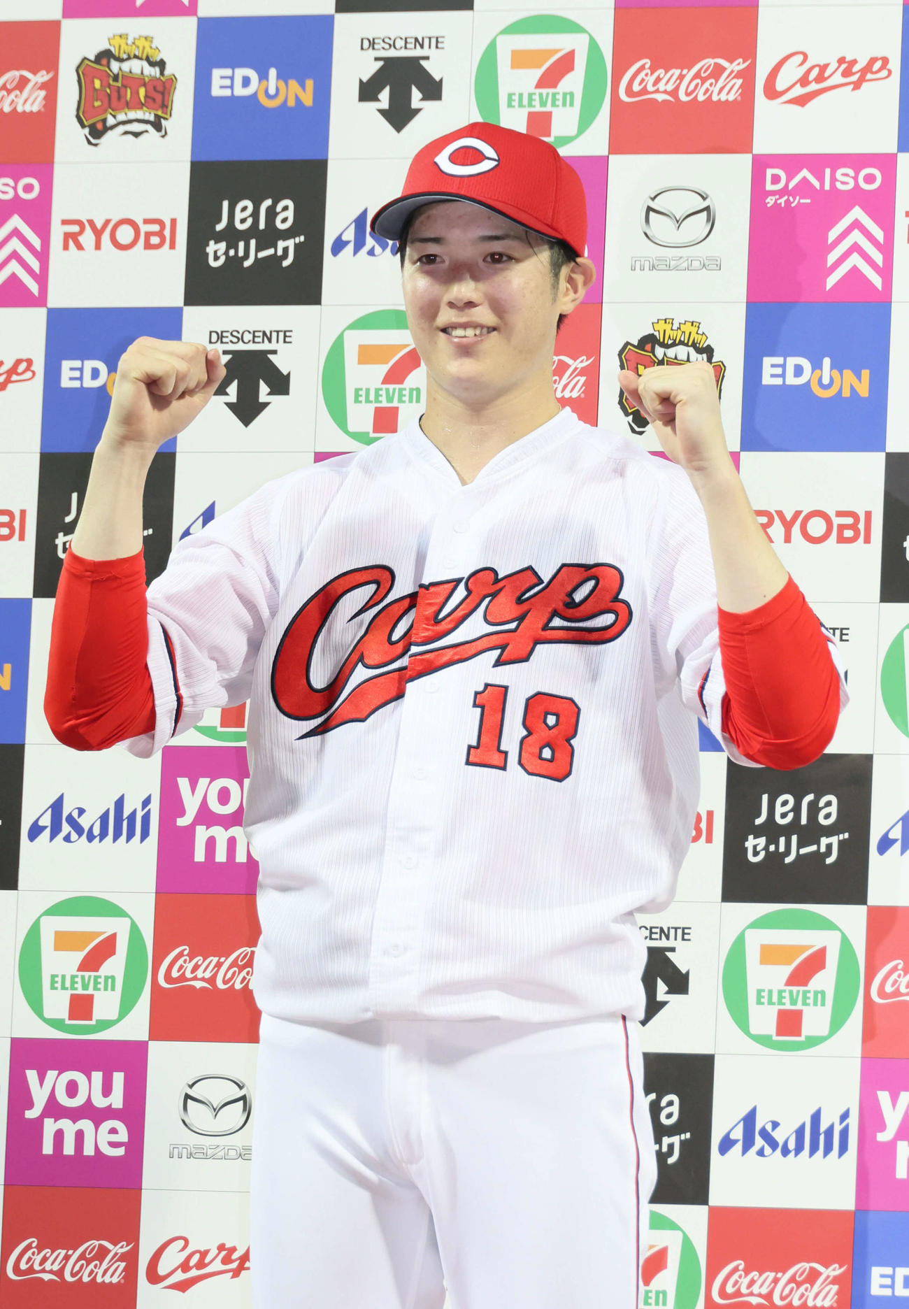 広島対ヤクルト　お立ち台でポーズを決める森下（撮影・加藤孝規）