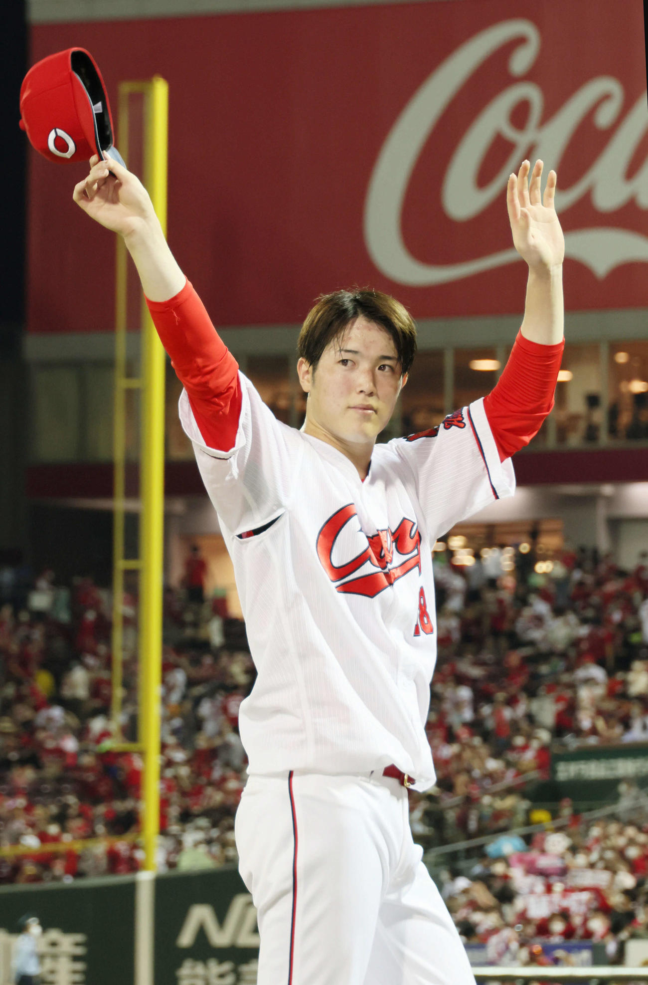 広島対ヤクルト　ファンの声援に応える森下（撮影・加藤孝規）
