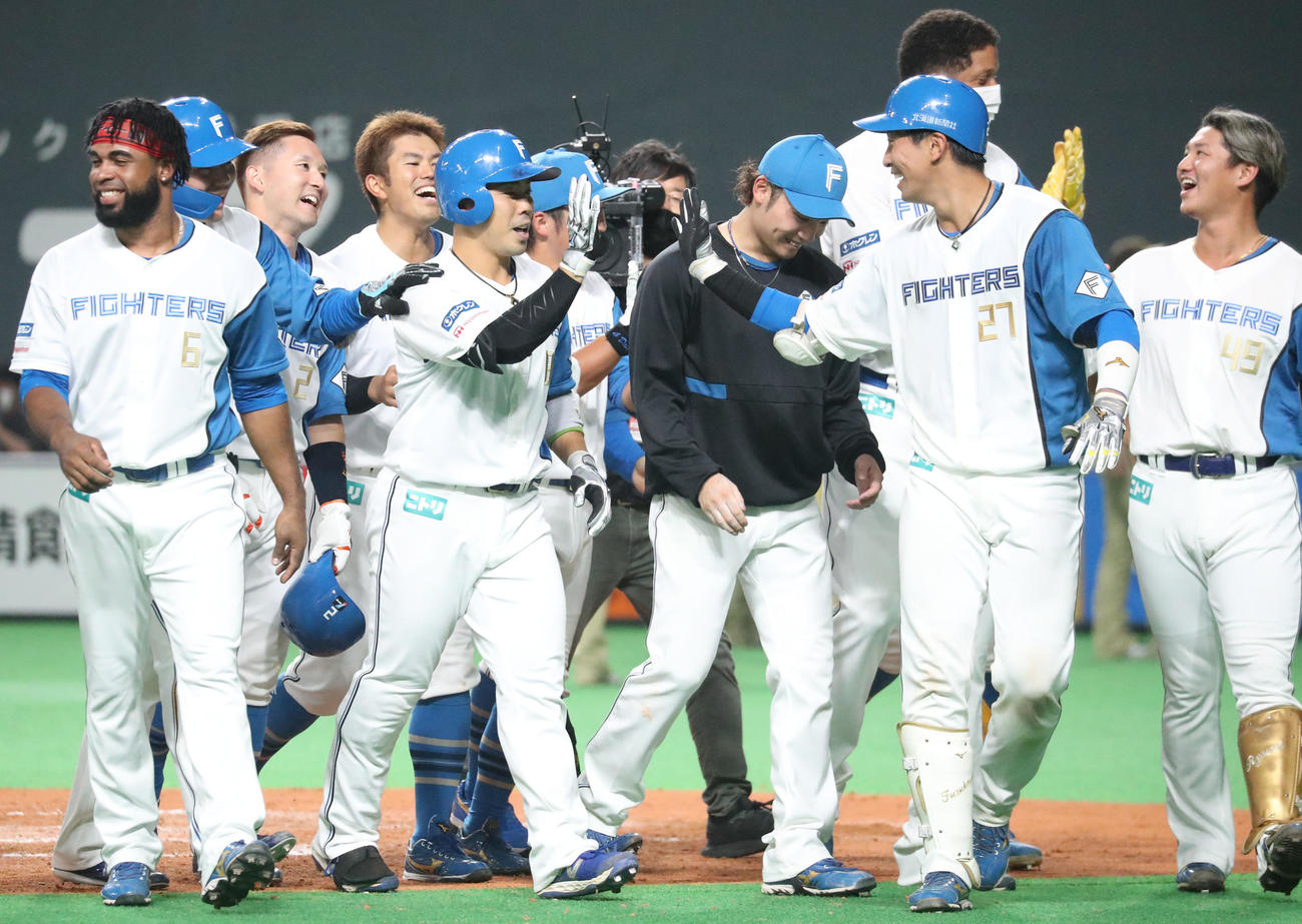 日本ハム対西武　9回裏日本ハム2死一、二塁、近藤（中央左）はサヨナラとなる右越え3点本塁打を放ち古川裕とタッチを交わす（撮影・佐藤翔太）