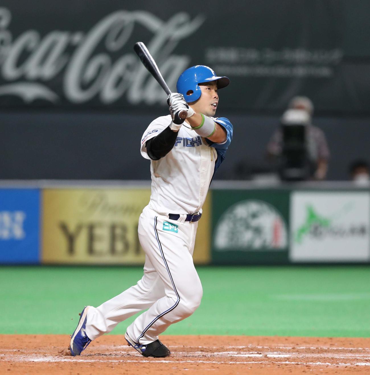 日本ハム対西武　9回裏日本ハム無死一、二塁、右越え3点サヨナラ本塁打を放つ近藤（撮影・黒川智章）