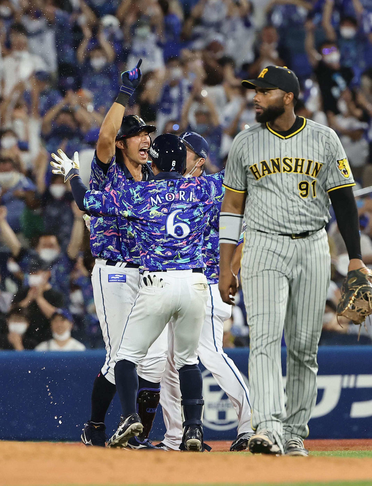 DeNA対阪神　9回裏DeNA2死一、三塁、大田（左）はサヨナラ安打を放ちナインと喜び合う、右は阪神ロドリゲス（撮影・上田博志）