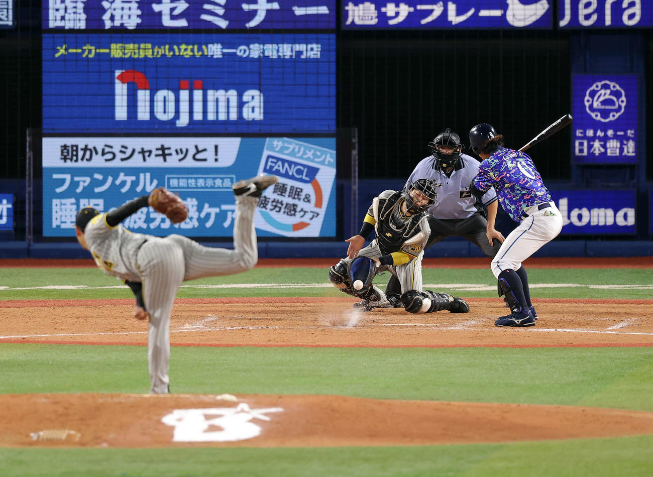 DeNA対阪神　9回裏DeNA2死一、二塁、打者大田の時、暴投する加治屋。捕手梅野（撮影・浅見桂子）
