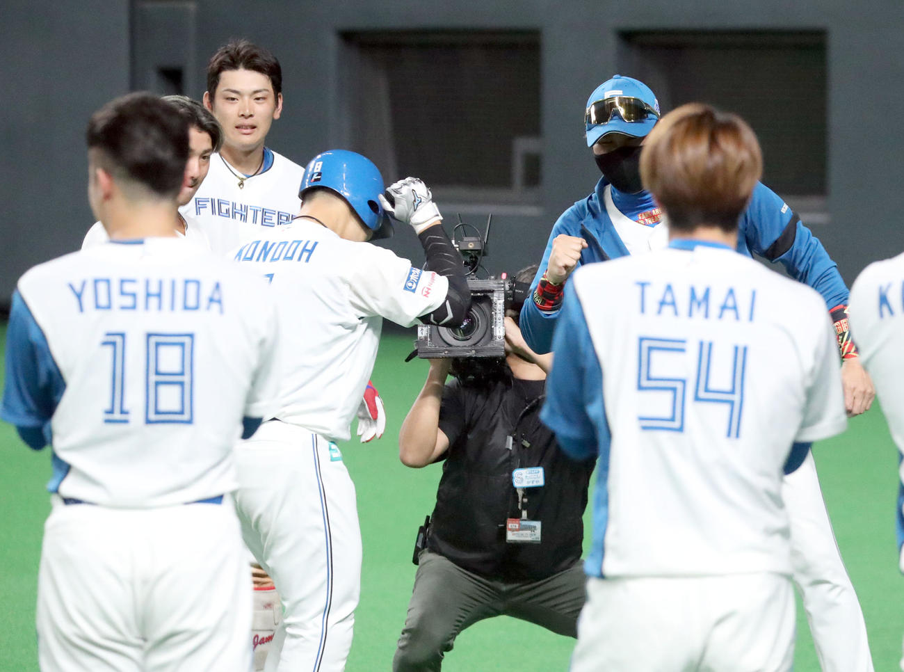 日本ハム対西武　サヨナラ右越え3点本塁打を放った近藤（中央左）とグータッチを交わす新庄監督（撮影・佐藤翔太）
