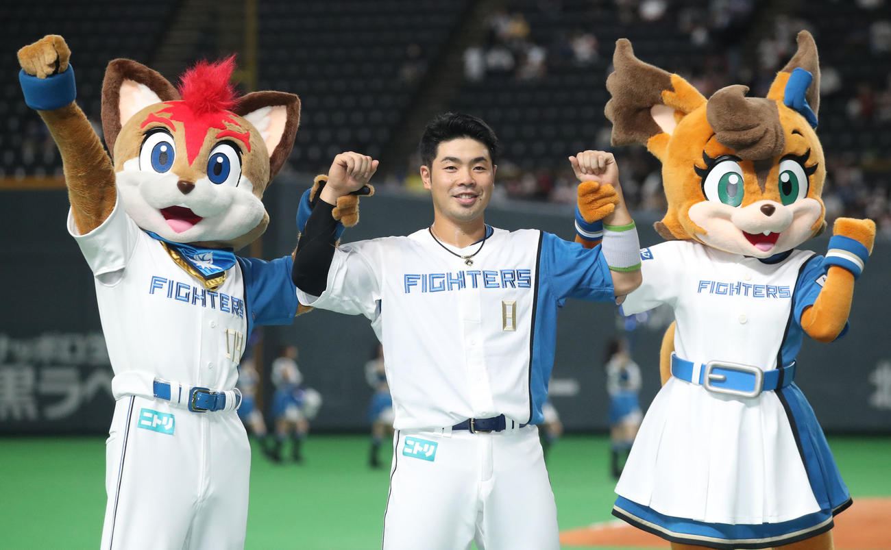 日本ハム対西武　誕生日にサヨナラ3点本塁打を放ち記念撮影に応じる近藤（撮影・佐藤翔太）