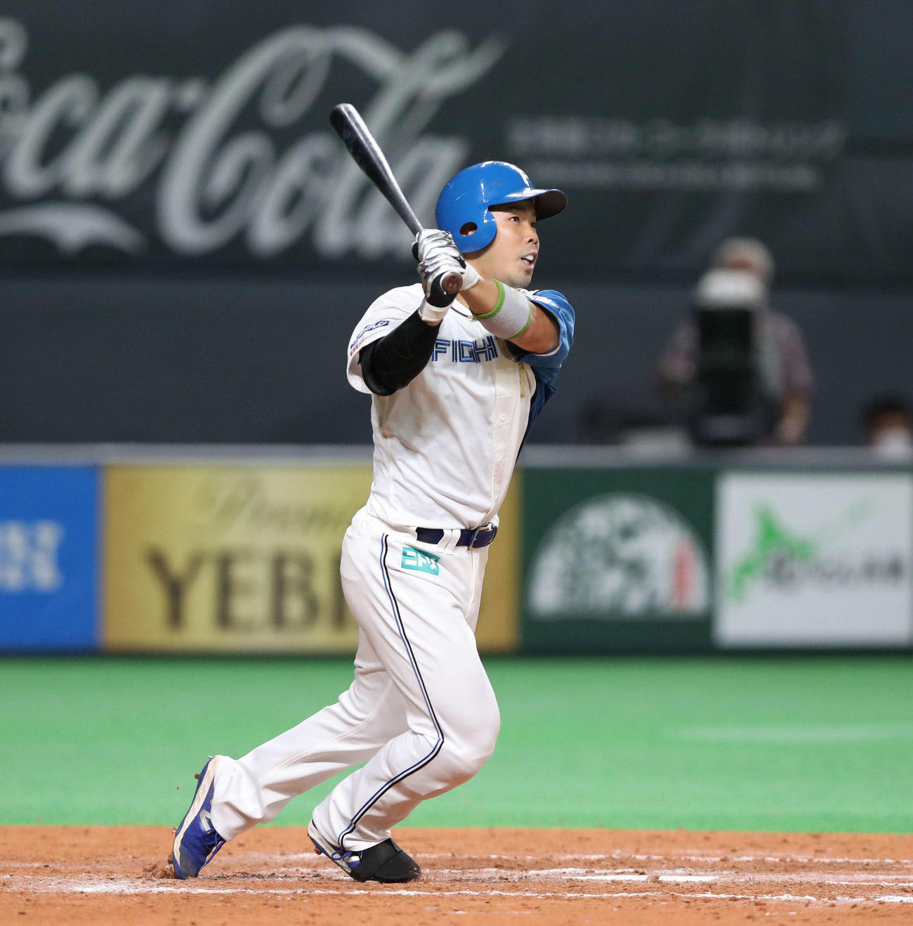 日本ハム対西武　9回裏日本ハム無死一、二塁、右越え3点サヨナラ本塁打を放つ近藤（撮影・黒川智章）