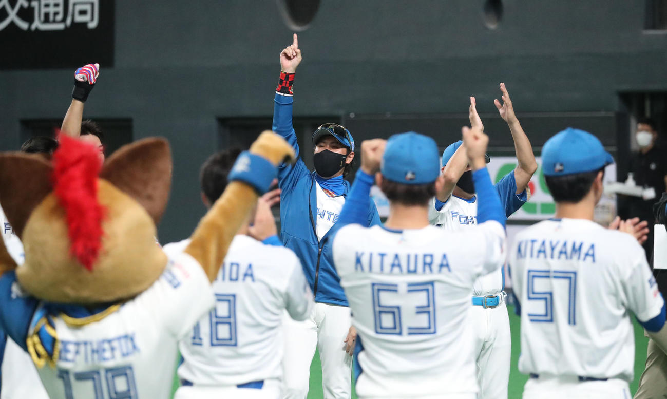 日本ハム対西武　サヨナラ勝ちで歓喜する新庄監督（中央後方）（撮影・佐藤翔太）