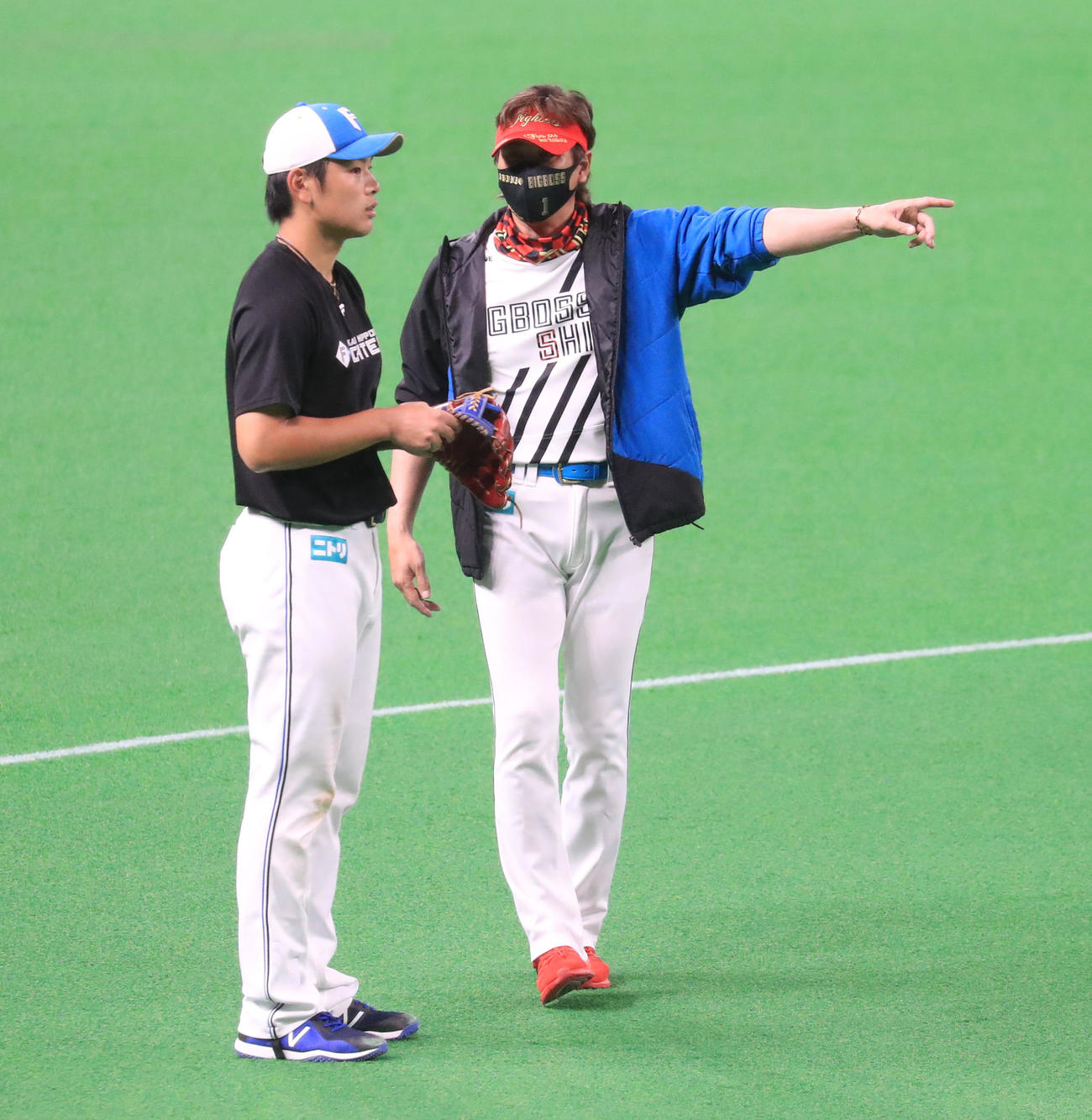 日本ハム対西武　試合前、会話をする野村（左手前）と新庄監督（撮影・佐藤翔太）