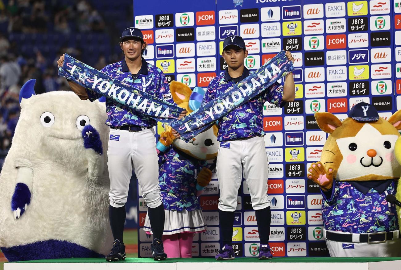 DeNA対阪神　お立ち台で笑顔を見せる大田（左）と今永（撮影・上田博志）