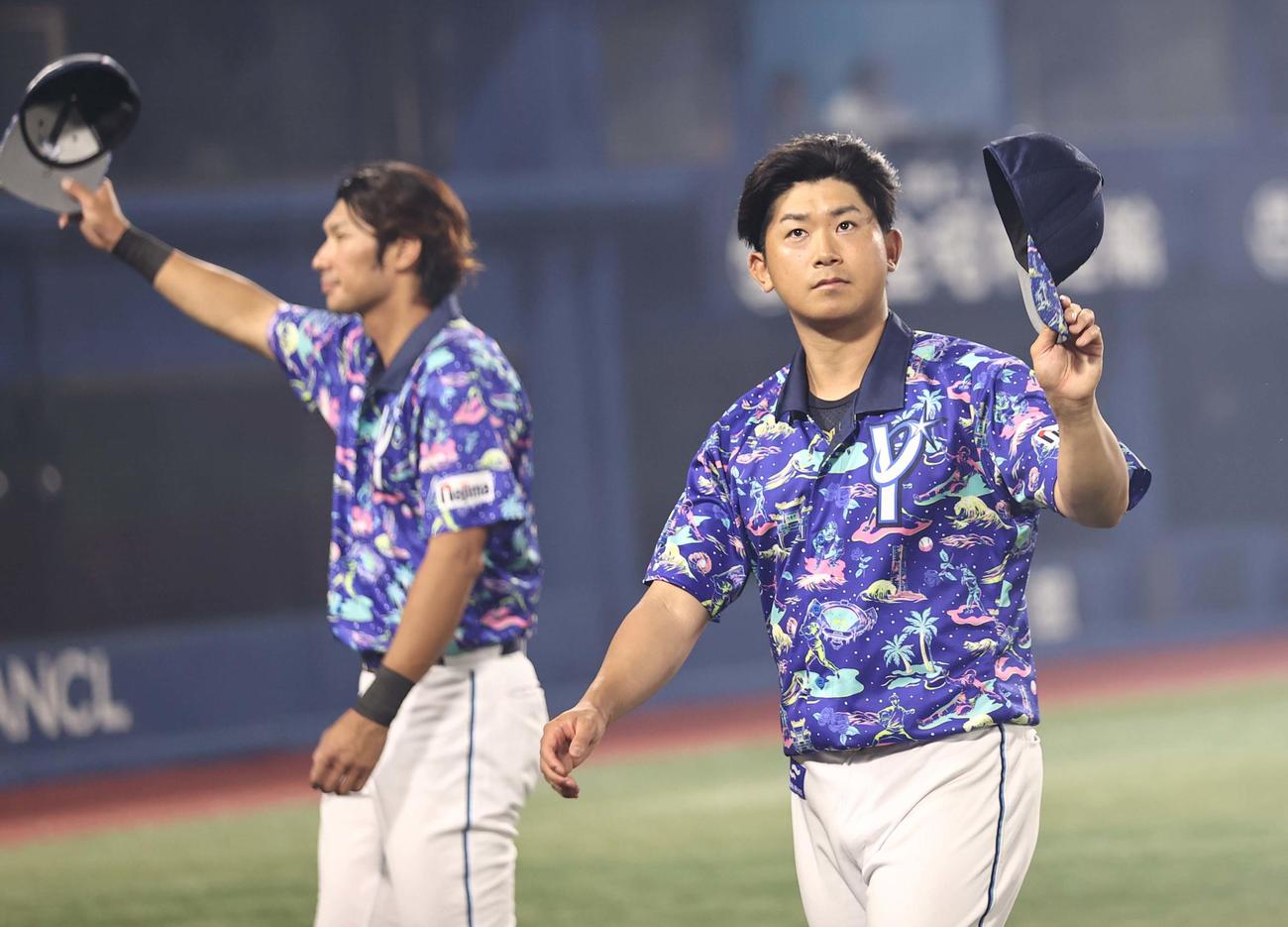 DeNA対阪神　ファンの拍手に帽子を上げて応える今永（右）と大田（撮影・上田博志）