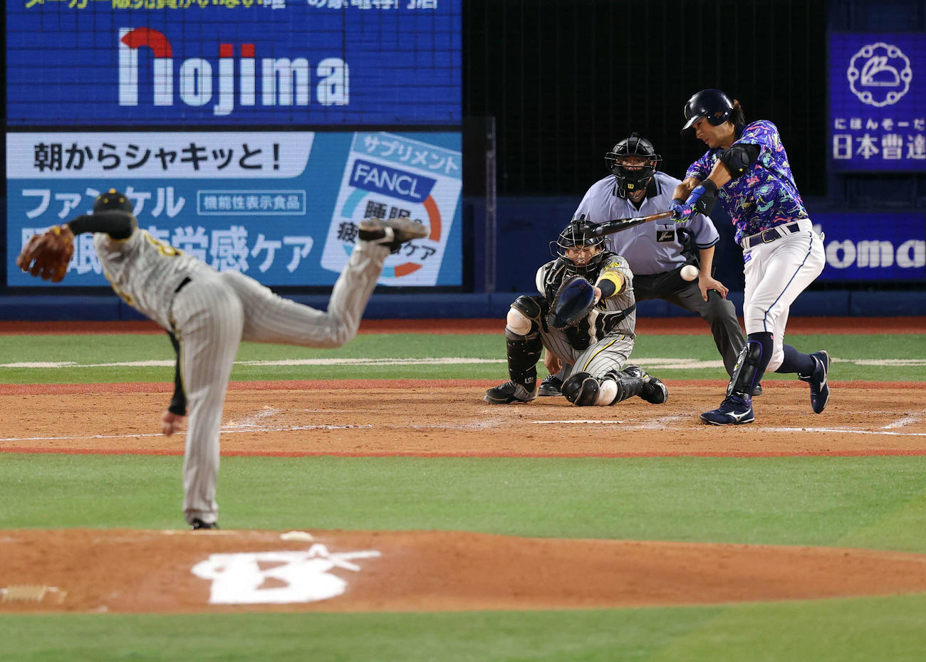 DeNA対阪神　9回裏DeNA2死一、三塁、大田はサヨナラ適時打を放つ。投手加治屋（撮影・浅見桂子）