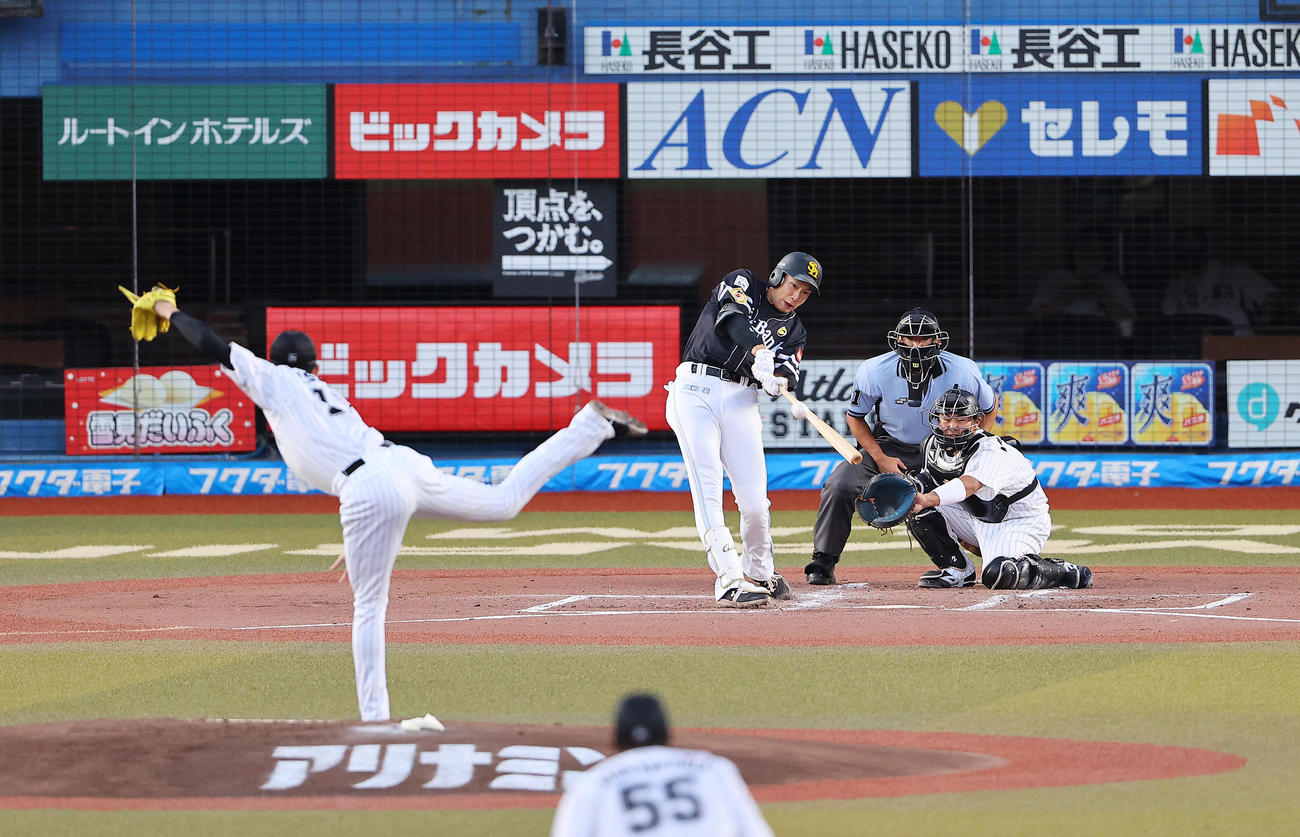 ロッテ対ソフトバンク　2回表ソフトバンク無死、先制のソロ本塁打を放つ柳田。投手佐々木朗（撮影・垰建太）