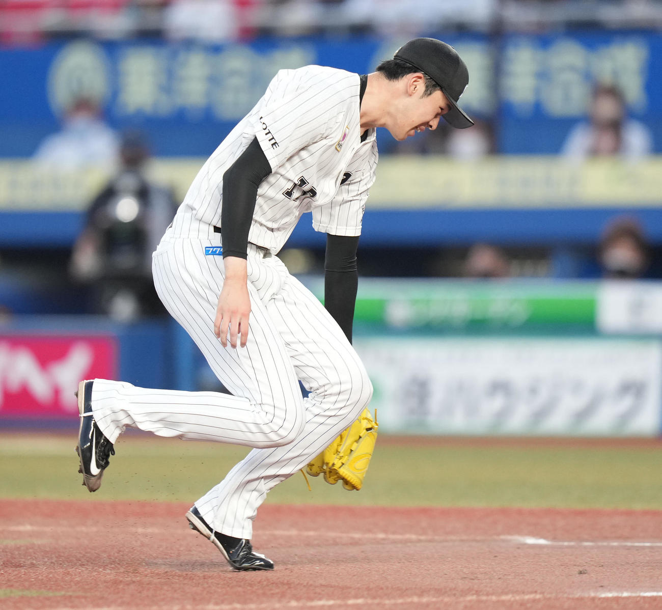 ロッテ対ソフトバンク　2回表ロッテ1死二、三塁、川瀬のバント球を捕れず、三塁走者中村晃の生還を許す佐々木朗（撮影・鈴木みどり）