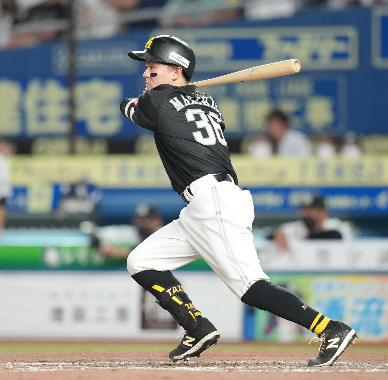 ロッテ対ソフトバンク　8回表ソフトバンク1死三塁、中前適時打を放つ牧原大（撮影・鈴木みどり）