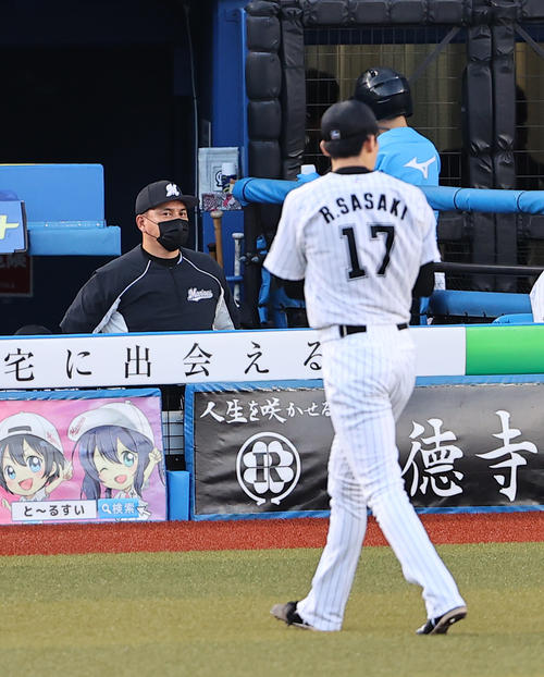 ロッテ対ソフトバンク　1回表ソフトバンクの攻撃を3者凡退に仕留めたロッテ先発の佐々木朗（手前）を見つめる井口監督（撮影・垰建太）