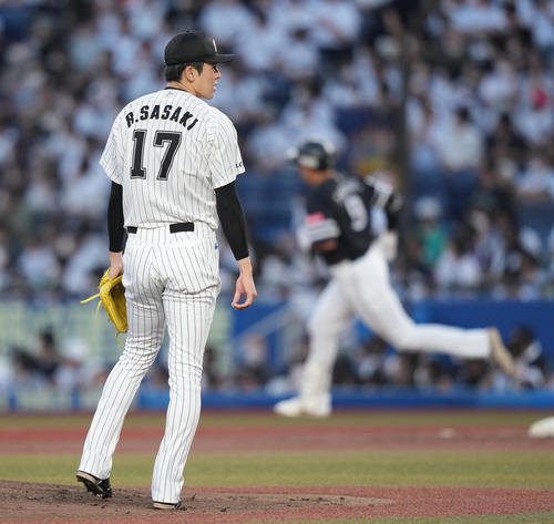 ロッテ対ソフトバンク　2回表ソフトバンク無死、柳田に先制の右越えソロ本塁打を浴びる佐々木朗（撮影・鈴木みどり）