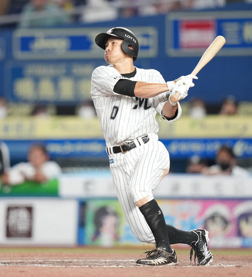 ロッテ対ソフトバンク　8回裏ロッテ無死、左越えソロ本塁打を放つ荻野（撮影・鈴木みどり）