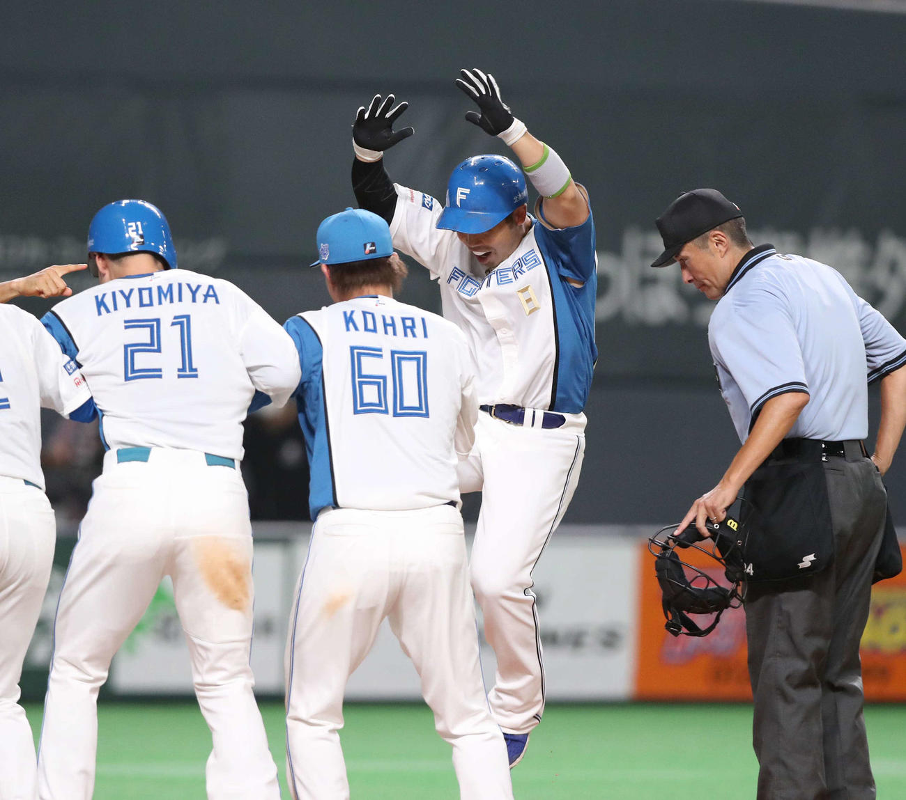 日本ハム対西武　9回裏日本ハム無死一、二塁、右越え3点サヨナラ本塁打を放ち飛び上がって生還する近藤（撮影・黒川智章）