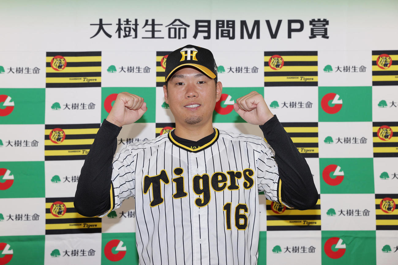 7月度大樹生命月間MVP賞を受賞し、笑顔でガッツポーズする阪神西勇（撮影・前田充）
